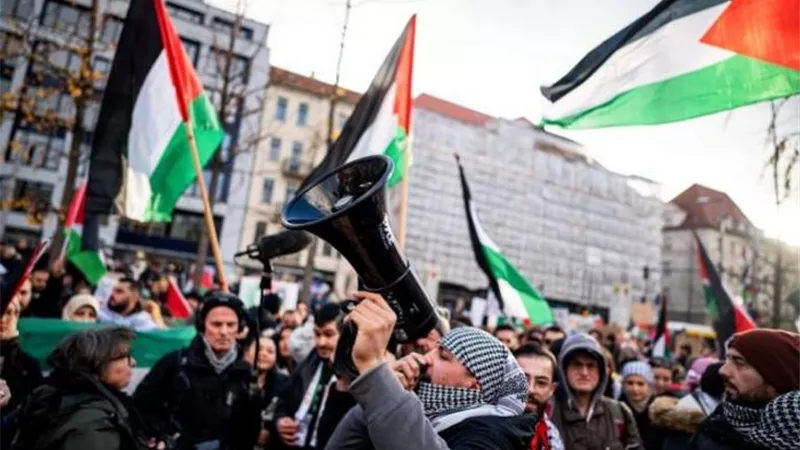 مسيرة ضخمة مؤيدة للفلسطينيين في برلين