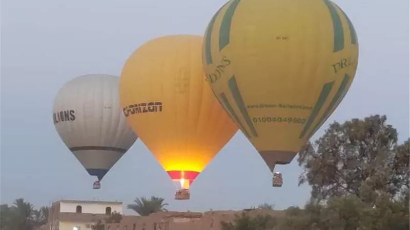 تحليق 35 رحلة بالون تحمل 750 سائحا فى سماء الأقصر