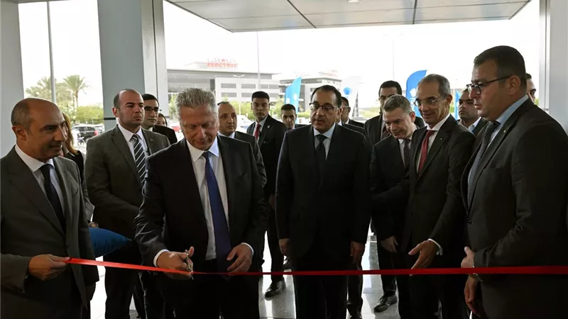 مدبولى يتفقد ويفتتح عددا من شركات التعهيد العالمية العاملة بمصر