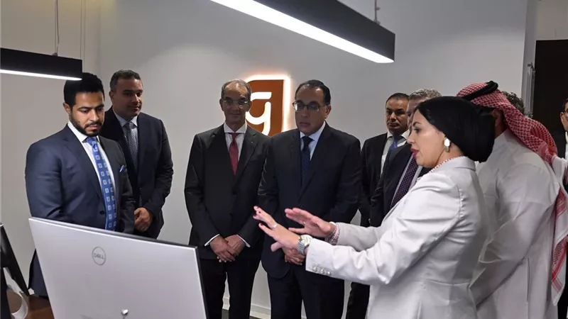 رئيس الوزراء يتفقد مركز الدعم بمقر 