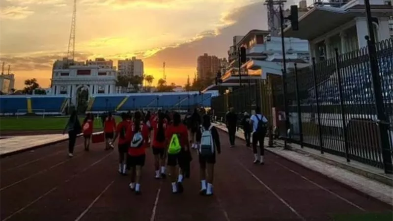 تحت الأمطار.. حافلة منتخب مصر تصل ملعب المباراة لمواجهة الكونغو