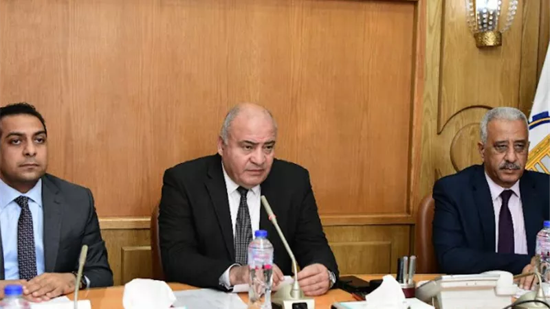 محافظ قنا يتابع جاهزية المعدات وقدرتها علي مجابهة الأزمات