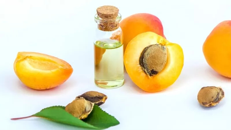 6 فوائد للبشرة من زيت المشمش..تعرف عليها
