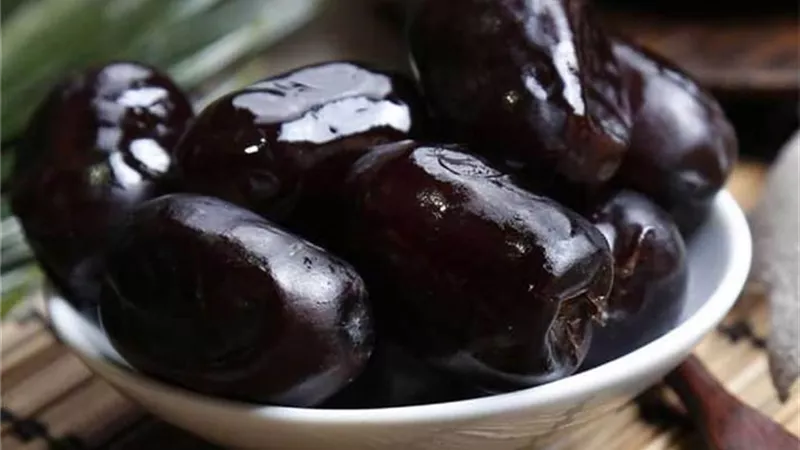 يحمى من العدوى البكتيرية..تعرف على فوائد تناول البلح الاسود