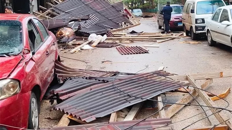 بسبب الطقس السيئ.. سقوط روف خشبي وتلف 10 سيارات في المنصورة