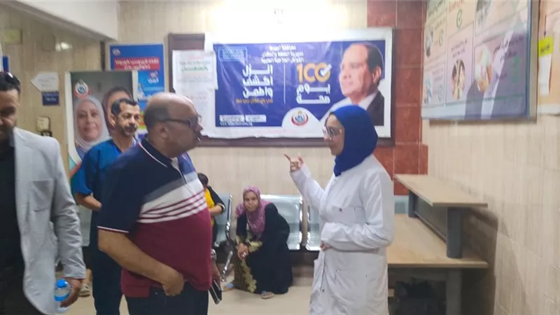 وكيل وزارة الصحة بأسيوط يفاجئ العاملين بالمركز الطبي بالوليدية
