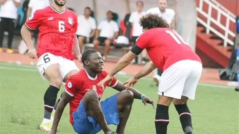 الصحف العالمية تسلط الضؤء على مشجع اقتحم الملعب ليقترب من 