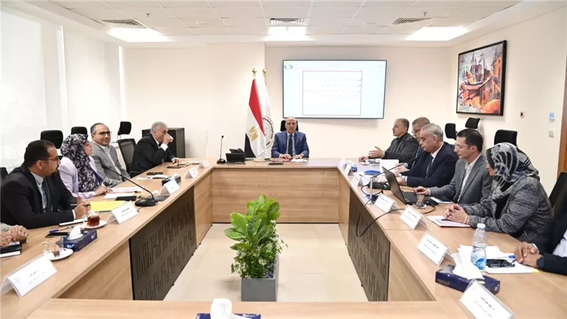 وزير الري يوجه بإعداد تطبيق رقمي يتضمن خطة زمنية لتطهير المصارف الزراعية