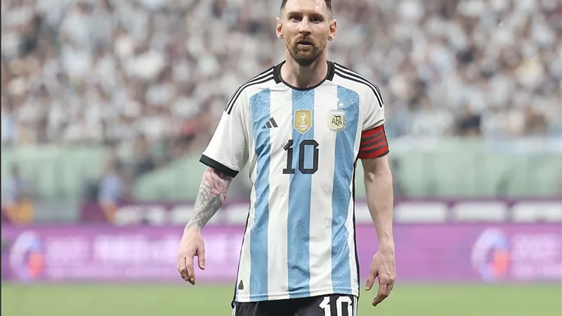 ميسي يشيد بنجم ليفربول
