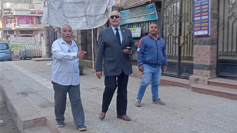 رئيس مدينة الزقازيق يتابع جهود قطاع النظافة وتهذيب الأشجار