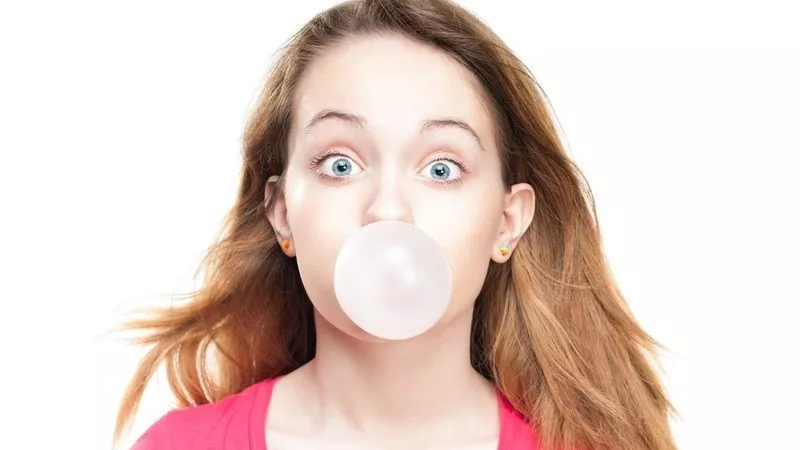 3 مخاطر تواجهها عند مضغ اللبان بكثرة