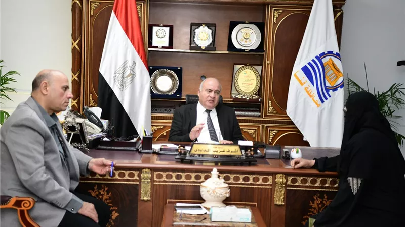 محافظ قنا ونائبه والسكرتير العام يستقبلون ١٠٥ مواطنا لبحث شكاواهم