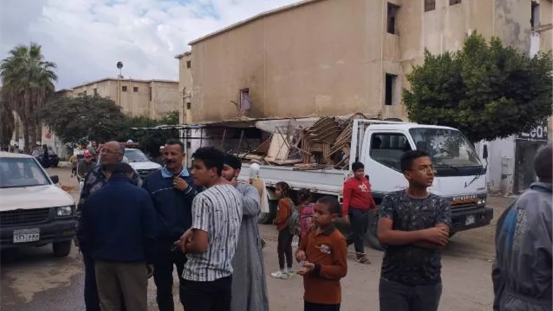جهاز بدر يشن حملة مكبرة لإزالة الإشغالات وغلق 2 محل تجارى.. صور