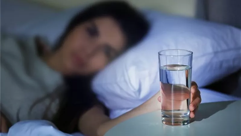 5 اسباب صحية وجمالية تدفعك لشرب الماء فور الاستيقاظ