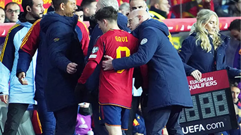 غضب في برشلونة من مدرب إسبانيا