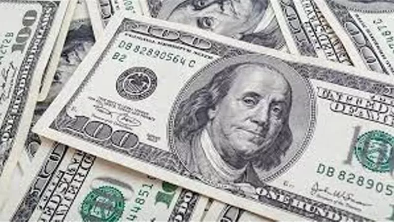 الدولار يتكبد خسائر مع وصول أسعار الفائدة الأمريكية إلى ذروتها