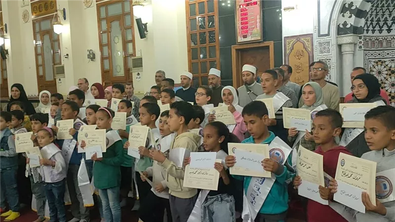تكريم الفائزين في مسابقة البرنامج التثقيفي للطفل بمسجد الميناء