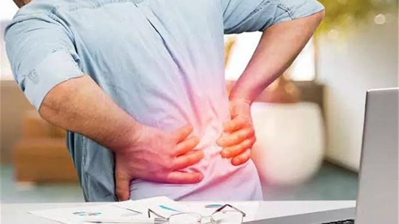 أعراض ترافق آلام الظهر قد تشير إلى مشكلات طبية طارئة.. تعرف عليها