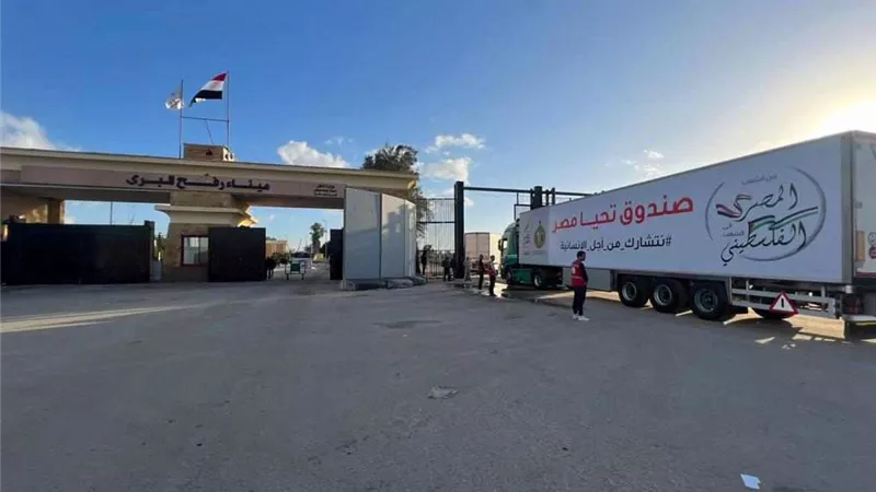 40 شاحنة لبيت الزكاة تعبر ميناء رفح دعمًا لأهلنا في غزة