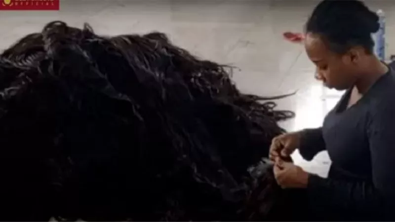 نيجيرية تدخل موسوعة جينيس بصنع أطول شعر مستعار في العالم.. فيديو