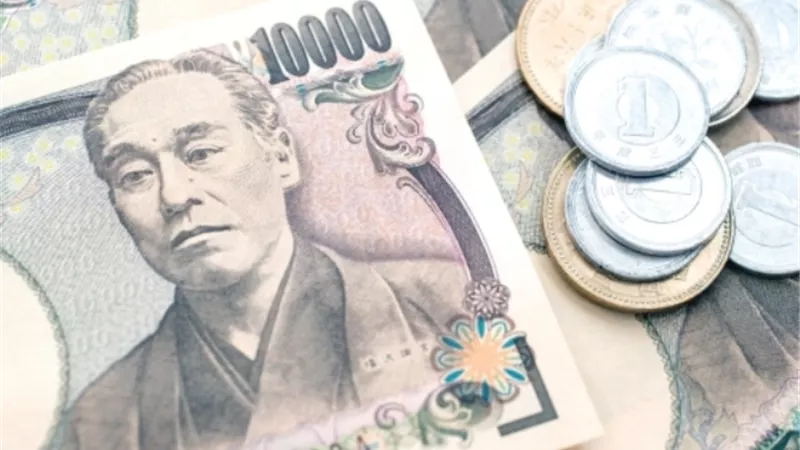الين يصعد والدولار يتراجع مع ترقب المتعاملين لتقلبات أسعار الفائد