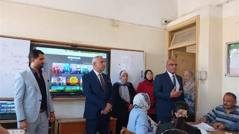 مدير تعليم المنيا يتابع البرنامج التدريبي حول تفعيل دور المدرسة