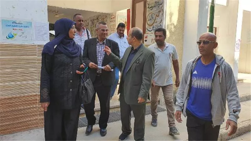 وكيل تعليم الأقصر يتفقد مقار اللجان الانتخابية بالطود والبياضية