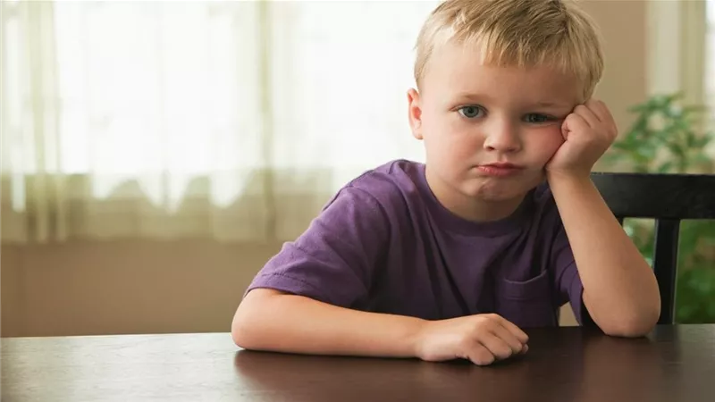 7 مشاكل يواجهها طفلك فى حال اهماله .. احذرها