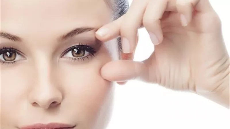 5 طرق لتجميل الجفون الناعسة ..تعرف عليها