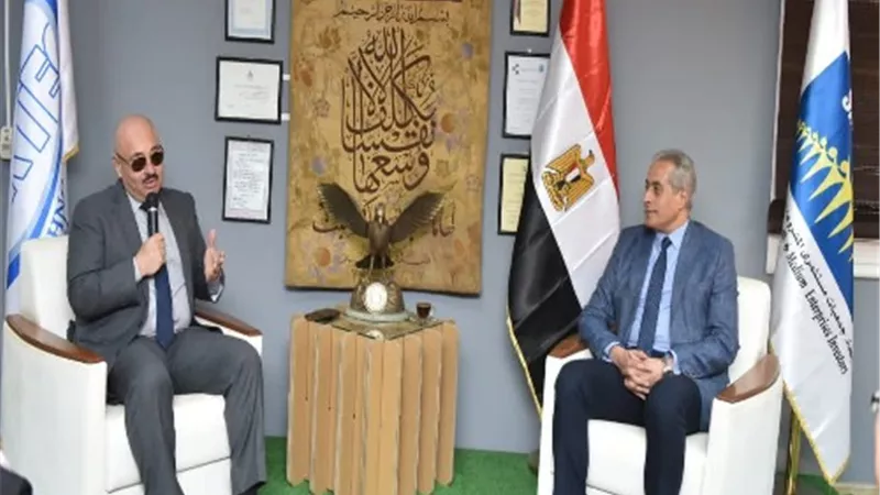 شحاتة يلتقي عمال اتحاد المشروعات الصغيرة ويحثهم على المشاركة في بناء الجمهورية الجديدة