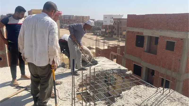 جهاز سوهاج الجديدة ينفذ إزالة فورية لعقار مخالف.. بالصور