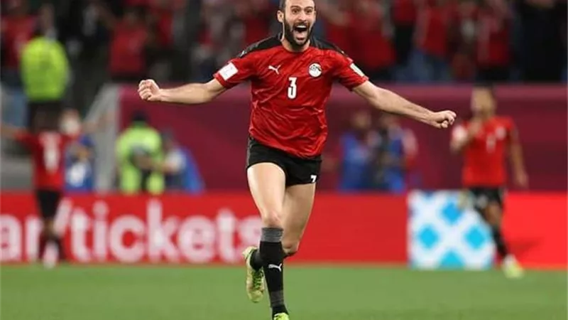 مقابل 7 ملايين ولاعب.. إعلامى يكشف تفاصيل صفقة عمر كمال مع الأهلى