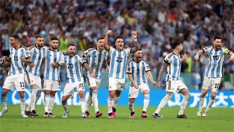 ميسي يقود تشكيل الأرجنتين أمام البرازيل في تصفيات كأس العالم