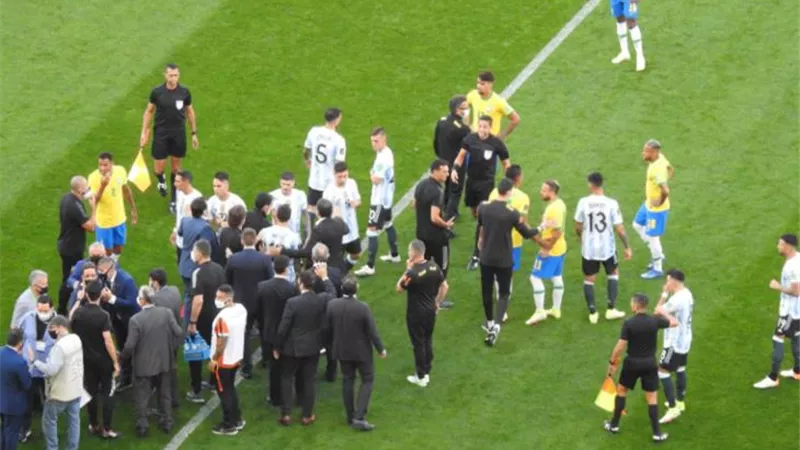 شاهد .. انطلاق مباراة البرازيل والأرجنتين تتأجل بسبب الاشتباكات