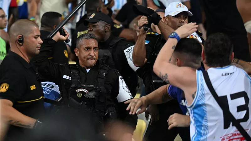 شاهد دماء جماهير الأرجنتين بعد الاعتداء عليهم تحت أنظار ميسي