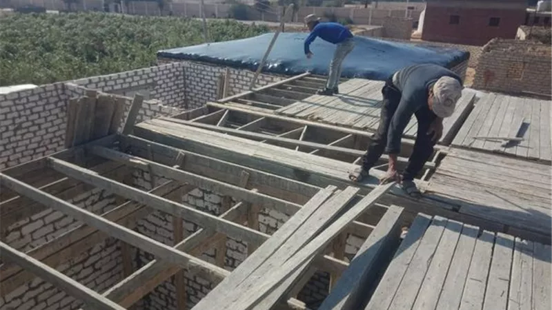 إزالة شدة خشبية لبناء بدون ترخيص بالتل الكبير في الإسماعيلية
