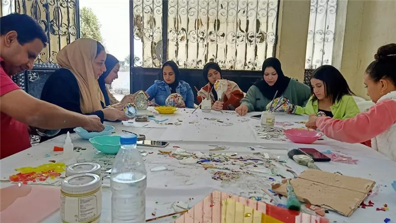 تعليم فن الموزيك بالزجاج المعشق بنادي الفتاة بالإبراهيمية