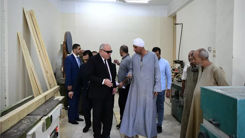 محافظ قنا يتابع سير العمل بورشة النجارة بمنطقة الصالحية