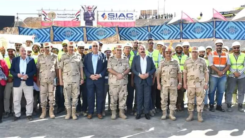 القوات المسلحة تنفذ مشروع إطلاق المياه بالترعة المغذية لمشروع شرق الريف المصرى بمنطقة توشكى