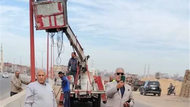 متابعة أعمال زرع أعمدة الانارة بطول طريق أبوحاكم