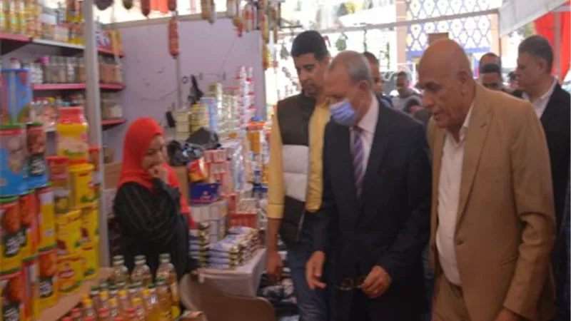 الهجان يتابع توافر السلع الغذائية وبيعها بأسعار مخفضة بمعرض المؤسسة