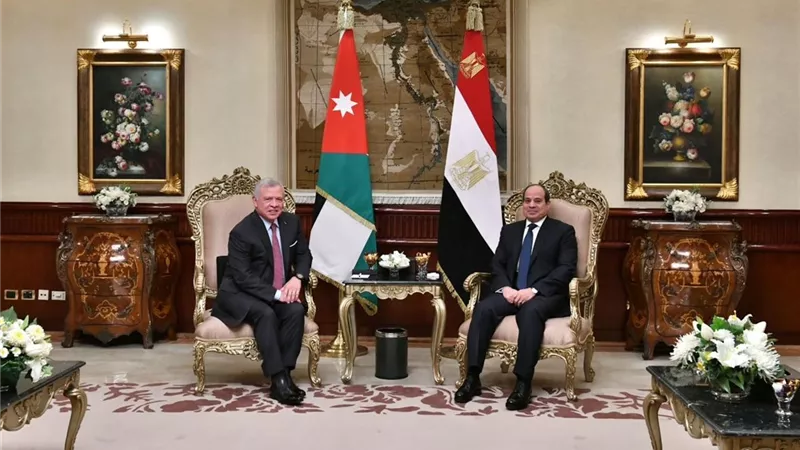 الرئيس السيسي يودع العاهل الأردني عقب زيارته للقاهرة
