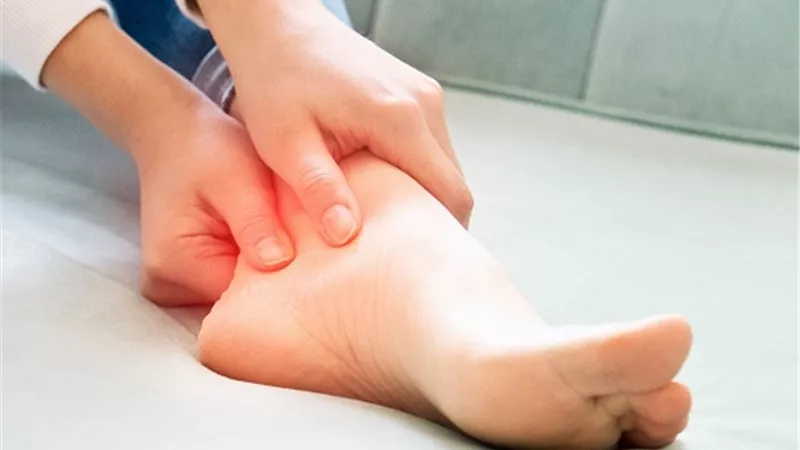 علاج ألم كعب القدم بالأعشاب وطريقة استخدامها