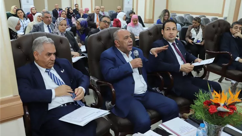 رئيس جامعة عين شمس يترأس الجلسة الاولى لمجلس شئون التعليم والطلاب
