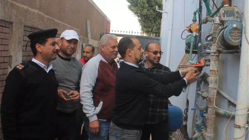 عقوبات رادعة من جهاز مدينة السادات لمستخدمى المياه الخلسة.. صور