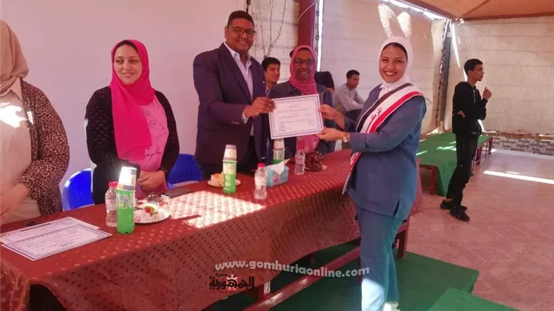 مدير صحة بالبحر الأحمر يكرم أوائل طلاب مدرسة التمريض بالغردقة