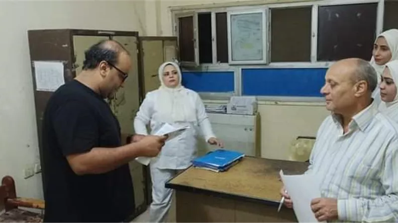 جولة مفاجئة لمدير الكلى الصناعى داخل مستشفى نجع حمادى