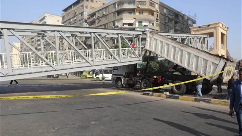 محافظ الجيزة يعاين موقع سقوط جزء من كوبري مشاه أحمد عرابي