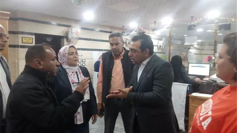 نائب المحافظ يتفقد المركز التكنولوجي لخدمة المواطنين بنجع حمادي