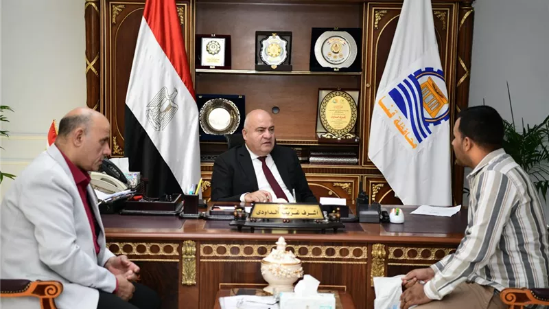 محافظ قنا والسكرتير المساعد يستقبلان المواطنين لبحث شكاواهم